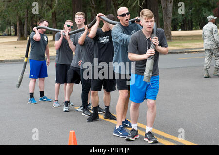 Les aviateurs ont participé à l'équipe de combat inaugural McChord Fitness Challenge, le 20 juillet 2018, at Joint Base Lewis-McChord, dans l'état de la fitness challenge consistait en un 3,5 km course à obstacles qui ont testé les capacités de préparation des équipes. Banque D'Images