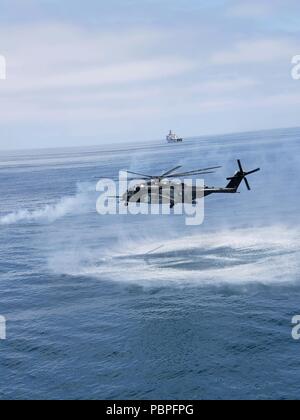 180724-N-SP229-0681 BAIE DE SAN DIEGO (Jul. 12, 2018) MH-53E Sea Dragon à partir d'hélicoptères de lutte contre les mines 14 Escadron (HM-14), USS Harpers Ferry (LSD 49) plane dans la baie de San Diego pour récupérer des mines au cours de la mer formation Rim of the Pacific (RIMPAC), le 24 juillet. Vingt-cinq nations, 46 navires, 5 sous-marins, environ 200 avions et 25 000 personnes participent à l'EXERCICE RIMPAC du 27 juin au 2 août dans et autour des îles Hawaï et la Californie du Sud. Le plus grand exercice maritime international RIMPAC, fournit une formation unique tout en favorisant et soutenant cooper Banque D'Images