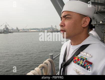 180724-N-IL318-1020 Yokosuka, Japon (24 juillet 2018) Spécialiste culinaire de 1re classe Michael volcans Bulusan, de San Diego, mans les rails lors de l'arrivée de la classe Ticonderoga croiseur lance-missiles USS ANTIETAM (CG 54). Antietam est l'avant-déployés dans la 7e flotte américaine zone d'opérations à l'appui de la sécurité et de la stabilité dans la région Indo-Pacifique. (U.S. Photo par marine Spécialiste de la communication de masse 2e classe William McCann/libérés) Banque D'Images