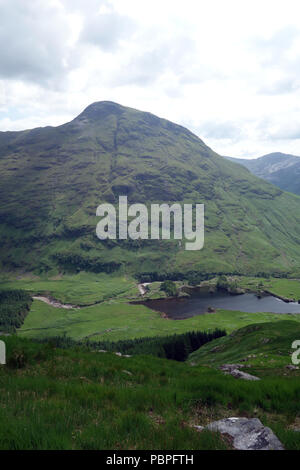 La montagne écossaise Corbett Stob Dubh sur Beinn Ceitlein élève au-delà de Lochan Urr dans Glen Etive, Highlands, Ecosse, Royaume-Uni. Banque D'Images