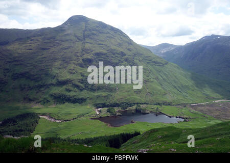 La montagne écossaise Corbett Stob Dubh sur Beinn Ceitlein élève au-delà de Lochan Urr dans Glen Etive, Highlands, Ecosse, Royaume-Uni. Banque D'Images