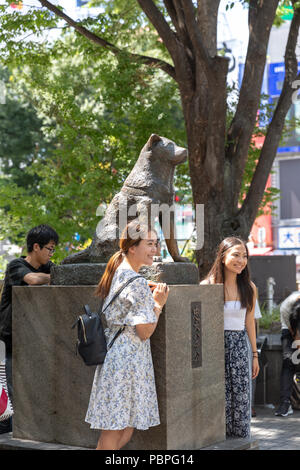 Les touristes par la statue de Hachiko, Shibuya, Tokyo, Japon Banque D'Images