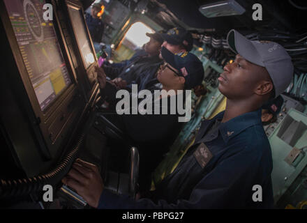 180721-N-OA516-0054 Malaga, Espagne (21 juillet 2018) 3ème classe Anthony Labady Yeoman, à partir de Miami, mans la barre à bord de la classe Wasp-navire d'assaut amphibie USS Iwo Jima (DG 7) que le navire arrive à Malaga, Espagne, pour un service au port, le 21 juillet 2018. Iwo Jima, homeported à Mayport, en Floride, mène des opérations navales dans la sixième flotte américaine zone d'opérations à l'appui de la sécurité nationale des États-Unis en Europe et en Afrique. (U.S. Photo par marine Spécialiste de la communication de masse 3e classe Kevin Leitner/libérés) Banque D'Images