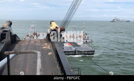 VIRGINIA BEACH, en Virginie (23 juillet 2018) marins affectés au bataillon de construction amphibie 2 utilisez deux marine améliorée Système d'allège le gauchissement des remorqueurs pour positionner le Roll On Roll Off/ Installation de décharge sous la plate-forme de la rampe arrière du navire de commandement militaire maritime UNSN Eugene A. Obregon (T-AK 3006) au cours de la plage de marine a conduit le groupe 2 Sun 18 Trident exercice. Sun 18 Trident est un prépositionnement maritime Force (MPF) opération destinée à assurer la formation de personnel de réserve en ce qui concerne le déchargement dans les cours de véhicules militaires et de l'équipement. (U.S. Photo de la marine par le lieutenant Cmdr. Lara Banque D'Images