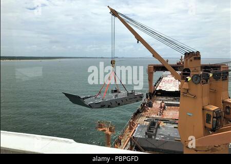 VIRGINIA BEACH, en Virginie (23 juillet 2018) Les marins du bataillon de manutention du fret maritime à bord d'utiliser 1 grues pour abaisser l'amélioration du système d'allège module plage marine à partir du pont de la commande de transport maritime militaire's USNS Eugene A. Obregon (T-AK 3006) au cours de la plage de la marine a conduit le groupe 2 Sun 18 Trident exercice conjoint à bord de base expéditionnaire peu Creek-Fort Histoire. Sun 18 Trident est un prépositionnement maritime Force (MPF) opération destinée à assurer la formation de personnel de réserve en ce qui concerne le déchargement dans les cours de véhicules militaires et de l'équipement. (U.S. Photo de la marine par le lieutenant Cmdr. Johns Lara Banque D'Images