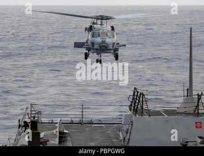 180720-N-H193-0549 de l'OCÉAN PACIFIQUE (Juillet 20, 2018) Un MH-60R Sea Hawk, affecté à l'hélicoptère "Tropiques" de grève Maritime Squadron (HSM) 49,5 se prépare à atterrir sur le pont de vol de missiles guidés USS Sterett (DDG 104) au cours de la phase en mer de la Rim of the Pacific (RIMPAC), le 20 juillet. Vingt-cinq nations, 46 navires, 5 sous-marins, et d'environ 200 avions et 25 000 personnes participent à l'EXERCICE RIMPAC du 27 juin au 2 août dans et autour des îles Hawaï et la Californie du Sud. Le plus grand exercice maritime international RIMPAC, fournit une formation unique o Banque D'Images