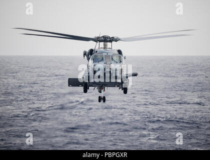 180720-N-H193-0541 de l'OCÉAN PACIFIQUE (Juillet 20, 2018) Un MH-60R Sea Hawk, affecté à l'hélicoptère "Tropiques" de grève Maritime Squadron (HSM) 49,5 se prépare à atterrir sur le pont de vol de missiles guidés USS Sterett (DDG 104) au cours de la phase en mer de la Rim of the Pacific (RIMPAC). Vingt-cinq nations, 46 navires, 5 sous-marins, et d'environ 200 avions et 25 000 personnes participent à l'EXERCICE RIMPAC du 27 juin au 2 août dans et autour des îles Hawaï et la Californie du Sud. Le plus grand exercice maritime international RIMPAC, fournit une occasion de formation unique Banque D'Images