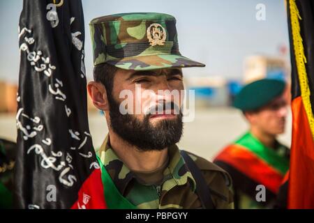 La province d'Helmand, en Afghanistan (Juillet 14, 2018) - une armée nationale afghane (ANA) 215e soldat du corps est de l'attention au cours de 2e Kandak, 2e cycle de préparation opérationnelle de la Brigade (ORC) Cérémonie de remise de diplômes au Camp Shorabak. L'obtention du diplôme est l'aboutissement de deux mois de l'ORC, qui a permis aux soldats de prendre congé, de résoudre des problèmes administratifs, adopter les leçons tirées, et former pour leur prochaine affectation sur les lignes de front. Les soldats nouvellement diplômés utiliseront leurs connaissances et compétences pour raffinée persistent dans la bataille contre l'ennemi et garantir la sûreté et la sécurité des élections pour les habitants de la province d'Helmand Banque D'Images