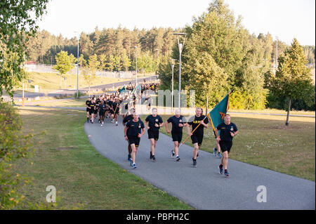 Le brig. Le général Christopher LaNeve, général commandant la 7e Armée pour la commande de formation, dirige l'unité fonctionne le 25 juillet 2018 à Grafenwoehr, Allemagne. C'est le premier événement de team-building depuis l'Europe de l'armée américaine a restructuré ses relations de commandement de mission cet été, comme la 173e Brigade aéroportée, le 2ème régiment de cavalerie et de la 12e Brigade d'aviation de combat sont réalignées en vertu de la 7e armée le commandement de l'instruction. La mission de restructuration de la commande est en cours pour améliorer l'efficacité et à l'état de préparation de l'armée américaine basé en Europe de brigades de combat. (U.S. Photo de l'armée par Kevin S. Abel) Banque D'Images