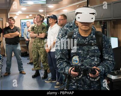 180724-N-YN937-1028VIRGINIA BEACH, en Virginie (24 juillet 2018) - 3e classe Mate du machiniste Nolan Paras, attribué à le porte-avions USS Gerald R. Ford (CVN 78), démontre l'Carrier-Advanced propose des systèmes de formation reconfigurable (C-ARTS) simulateur à la Cape Henry Associates (CHA) Bureau d'entreprise. C-Arts est un environnement d'apprentissage mobile utilisant la réalité virtuelle comme un mécanisme de formation pour simuler des scénarios de la vie réelle, l'appui à la réalisation de la Marine est prête, d'apprentissage pertinentes dans le cadre de l'initiative 2025 Marin. (U.S. Photo par marine Spécialiste de la communication de masse 3r Banque D'Images