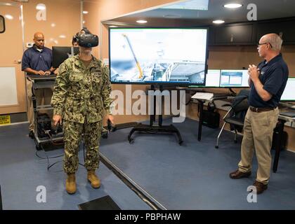 180724-N-YN937-1036VIRGINIA BEACH, en Virginie (24 juillet 2018) - Machiniste 4400 1re classe Lauren Blackman, attribué à le porte-avions USS Gerald R. Ford (CVN 78), démontre l'Carrier-Advanced propose des systèmes de formation reconfigurable (C-ARTS) simulateur à la Cape Henry Associates (CHA) Bureau d'entreprise. C-Arts est un environnement d'apprentissage mobile utilisant la réalité virtuelle comme un mécanisme de formation pour simuler des scénarios de la vie réelle, l'appui à la réalisation de la Marine est prête, d'apprentissage pertinentes dans le cadre de l'initiative 2025 Marin. (U.S. Photo de la marine par la communication de masse Specialis Banque D'Images