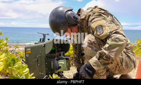 Un équipage d'air et de défense antimissile avec la 35e Brigade d'artillerie de défense aérienne, prépare un appareil de commande à distance pour l'UN/TWQ-1 Système de défense aérienne Avenger, au cours de l'exercice RIMPAC 2018 sur Pacific Missile Range Facility Barking Sands Hawaii, 24 juillet. (U.S. Photo de l'armée par le SFC Claudio Tejada) Banque D'Images