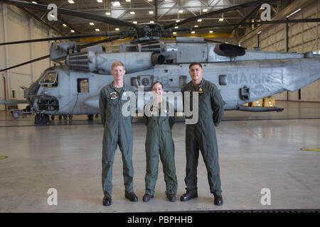 Le Capitaine Ryan J. Boyer (à gauche), le capitaine A. Molly O'Malley (centre), et le Sgt. Garrett D. Mills (à droite) de l'Escadron d'hélicoptères lourds Marine (HMH) 462 avions Marine Group (MAG) 16, 3e escadre aérienne de la Marine (MAW) sont attribuées la Médaille de l'air Marine Corps Air Station Miramar, Californie, le 24 juillet. Le général Kevin M. IIams, 3e commandant général MAW, présente les Marines la médaille pour leurs vaillants efforts immédiats et à assurer la sécurité de leurs passagers après leur avion a pris feu pendant les opérations de ravitaillement au large de la côte d'Okinawa, au Japon, le 11 octobre 2017. (Marine Corps photo par le Sgt. Dominic Romero Banque D'Images