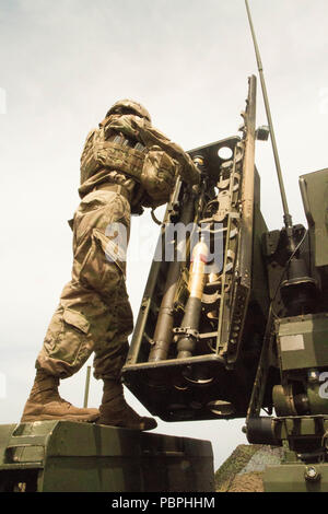 Un système de défense aérienne avenger d'équipage avec la 35e Brigade d'artillerie de défense aérienne charge un missile Stinger avant un exercice de tir réel, au cours de l'exercice RIMPAC 2018 sur Pacific Missile Range Facility Barking Sands Hawaii, 24 juillet. (U.S. Photo de l'armée par le capitaine Rachael Jeffcoat) Banque D'Images