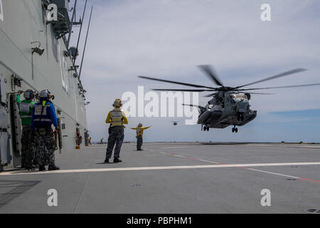 180720-N-VR594-1025 de l'OCÉAN PACIFIQUE (Juillet 20, 2018) un Corps des Marines américains CH-53E Super Stallion, affecté à l'Escadron d'hélicoptères lourds Marine 463, se prépare à atterrir sur le pont de vol de l'hélicoptère du navire de débarquement quai HMAS Adelaide (L01) au cours de l'exercice Rim of the Pacific (RIMPAC), le 20 juillet. Vingt-cinq nations, 46 navires, 5 sous-marins, et d'environ 200 avions et 25 000 personnes participent à l'EXERCICE RIMPAC du 27 juin au 2 août dans et autour des îles Hawaï et la Californie du Sud. Le plus grand exercice maritime international RIMPAC, fournit une formation unique tout en Banque D'Images