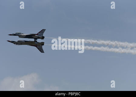 Les Thunderbirds de la United States Air Force sont l'équipe officielle de démonstration aérienne de la United States Air Force, formée en 1953. Lors des Cheyenne Frontier Days le 25 juillet 2018, l'équipe effectue une manœuvre de passe de réflexion en formation rapprochée au-dessus de Cheyenne, Wyoming. Cette image d'archive enregistre l'affichage synchronisé du vol. Banque D'Images