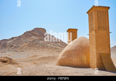 La construction d'yakhchal (chambre froide) avec windtowers zoroastrien et tour de Silence sur l'arrière-plan, Yazd, Iran. Banque D'Images