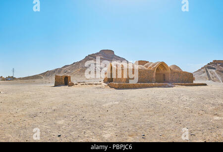 Le ruilns khaiele antique de rituel (bâtiments) et la Tour du silence - Lieu d'inhumation zoroastrienne rituel, situé sur la colline, Yazd, Iran. Banque D'Images