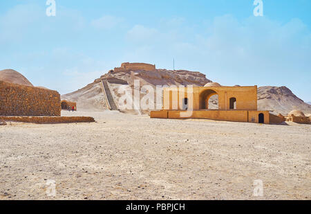 Les tours du silence, conservés dans désert, à côté de Yazd, ont été utilisées pour les rites funéraires zoroastriens et aujourd'hui servir de site archéologique, l'Iran. Banque D'Images