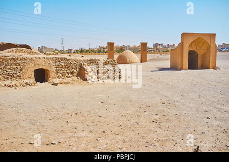 L'ancien rituel bâtiments et citerne d'eau de Dakhma sépulture zoroastrienne, aussi célèbre que les tours du silence de Yazd, Iran. Banque D'Images