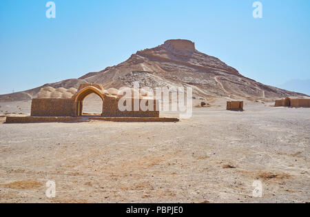 Le site antique de Dakhma de Dakhmeh (tours de silence) est situé à côté de Yazd et comprend des édifices religieux pour l'enterrement et les rituels, l'Iran. Banque D'Images