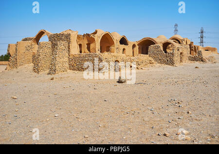 Les murs en pierre et d'adobe ruines des anciens bâtiments de culte Khaiele, située sur un terrain de tours du silence, lieu de sépulture de Yazd, Iran. Banque D'Images