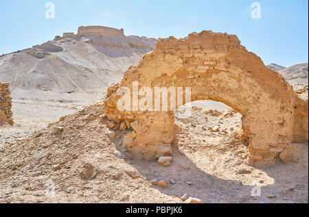 Les ruines de l'ancien rituel Khaiele (bâtiment) avec Tour zoroastrienne de Silence (Dakhma) sur l'arrière-plan, Yazd, Iran. Banque D'Images