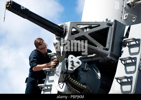 180725-N-MQ094-0119 de l'OCÉAN PACIFIQUE (25 juillet 2018) 3ème classe Controlman Incendie Travis Burleson nettoie le système de proximité lance-missiles à bord du destroyer USS Preble (DDG 88), le 25 juillet. Preble est actuellement en cours d'opérations de routine dans la 3ème zone de responsabilité de la flotte. (U.S. Photo par marine Spécialiste de la communication de masse T. Ethan Miller/libérés) Banque D'Images