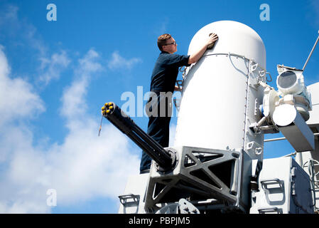 180725-N-MQ094-0129 de l'OCÉAN PACIFIQUE (25 juillet 2018) 3ème classe Controlman Incendie Travis Burleson nettoie le système de proximité lance-missiles à bord du destroyer USS Preble (DDG 88), le 25 juillet. Preble est actuellement en cours d'opérations de routine dans la 3ème zone de responsabilité de la flotte. (U.S. Photo par marine Spécialiste de la communication de masse T. Ethan Miller/libérés) Banque D'Images