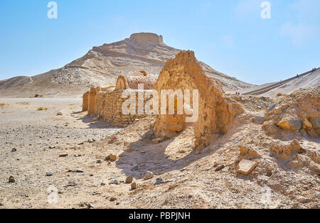 Vestiges d'Khaiele de cérémonie et l'enterrement des bâtiments construction - Tour de silence, au haut de la colline rocheuse sur l'arrière-plan, Yazd, Iran. Banque D'Images