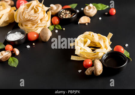 Tagliatelle fettuccine coller avec des herbes et épices Banque D'Images