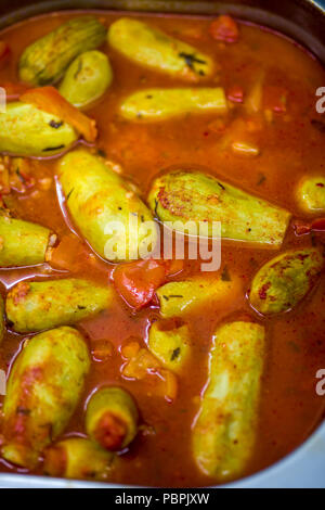 Courgette farcie dans une sauce tomate Banque D'Images