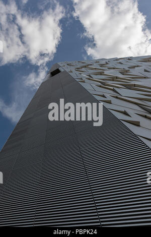 Une vue spectaculaire sur le Titanic Belfast jusqu'à la construction d'un angle faible Banque D'Images