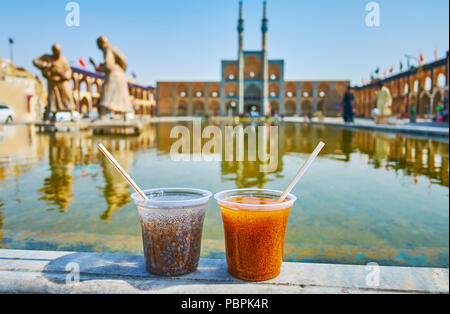 Déguster des boissons graines chia - Tokhme Sharbati avec de l'eau de rose à la fontaine, situé à Amir Chakhmaq Yazd, Iran, carrés. Banque D'Images