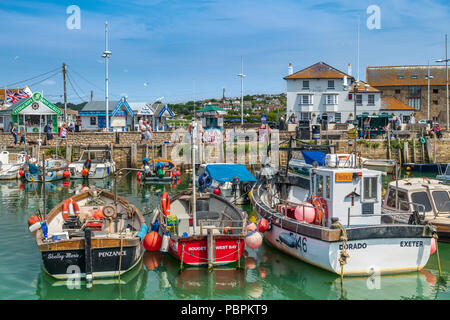 Une variété de remplir les bateaux à harour pittoresque West Bay, rendu célèbre par la série télévisée Broadchurch. Banque D'Images