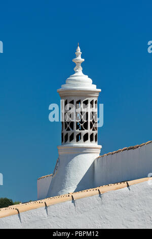 Une cheminée de l'Algarve à São João de Venda, près de Faro, Portugal Banque D'Images