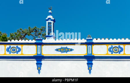 Cheminée bleue et frise près de Loulé Banque D'Images