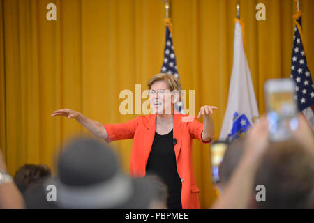 Boston, Massachusetts, USA. 28 juillet, 2018. Le sénateur américain du Massachusetts ELIZABETH WARREN tient sa 31e assemblée publique à Boston aujourd'hui à la Benjamin Franklin Institute. Shel a discuté de ses travailler debout pour les familles qui travaillent du Massachusetts contre de puissants intérêts corporatifs, et ses efforts pour répondre à l'avenir économique de Puerto Rico à la suite du cyclone Maria. Elle a également critiqué le parti républicain pour sa mauvaise gestion de la crise de l'opioïde. Credit : Kenneth Martin/ZUMA/Alamy Fil Live News Banque D'Images
