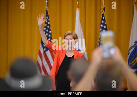 Boston, Massachusetts, USA. 28 juillet, 2018. Le sénateur américain du Massachusetts ELIZABETH WARREN tient sa 31e assemblée publique à Boston aujourd'hui à la Benjamin Franklin Institute. Shel a discuté de ses travailler debout pour les familles qui travaillent du Massachusetts contre de puissants intérêts corporatifs, et ses efforts pour répondre à l'avenir économique de Puerto Rico à la suite du cyclone Maria. Elle a également critiqué le parti républicain pour sa mauvaise gestion de la crise de l'opioïde. Credit : Kenneth Martin/ZUMA/Alamy Fil Live News Banque D'Images