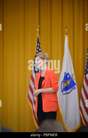 Boston, Massachusetts, USA. 28 juillet, 2018. Le sénateur américain du Massachusetts ELIZABETH WARREN tient sa 31e assemblée publique à Boston aujourd'hui à la Benjamin Franklin Institute. Shel a discuté de ses travailler debout pour les familles qui travaillent du Massachusetts contre de puissants intérêts corporatifs, et ses efforts pour répondre à l'avenir économique de Puerto Rico à la suite du cyclone Maria. Elle a également critiqué le parti républicain pour sa mauvaise gestion de la crise de l'opioïde. Credit : Kenneth Martin/ZUMA/Alamy Fil Live News Banque D'Images