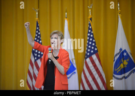 Boston, Massachusetts, USA. 28 juillet, 2018. Le sénateur américain du Massachusetts ELIZABETH WARREN tient sa 31e assemblée publique à Boston aujourd'hui à la Benjamin Franklin Institute. Shel a discuté de ses travailler debout pour les familles qui travaillent du Massachusetts contre de puissants intérêts corporatifs, et ses efforts pour répondre à l'avenir économique de Puerto Rico à la suite du cyclone Maria. Elle a également critiqué le parti républicain pour sa mauvaise gestion de la crise de l'opioïde. Credit : Kenneth Martin/ZUMA/Alamy Fil Live News Banque D'Images