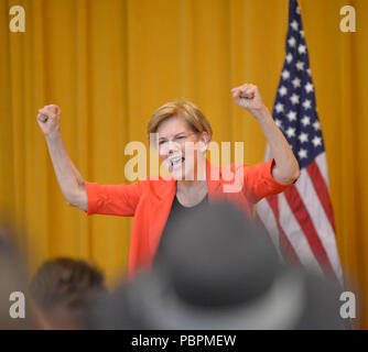 Boston, Massachusetts, USA. 28 juillet, 2018. Le sénateur américain du Massachusetts ELIZABETH WARREN tient sa 31e assemblée publique à Boston aujourd'hui à la Benjamin Franklin Institute. Shel a discuté de ses travailler debout pour les familles qui travaillent du Massachusetts contre de puissants intérêts corporatifs, et ses efforts pour répondre à l'avenir économique de Puerto Rico à la suite du cyclone Maria. Elle a également critiqué le parti républicain pour sa mauvaise gestion de la crise de l'opioïde. Credit : Kenneth Martin/ZUMA/Alamy Fil Live News Banque D'Images