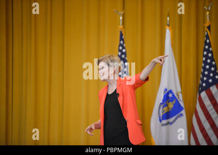 Boston, Massachusetts, USA. 28 juillet, 2018. Le sénateur américain du Massachusetts ELIZABETH WARREN tient sa 31e assemblée publique à Boston aujourd'hui à la Benjamin Franklin Institute. Shel a discuté de ses travailler debout pour les familles qui travaillent du Massachusetts contre de puissants intérêts corporatifs, et ses efforts pour répondre à l'avenir économique de Puerto Rico à la suite du cyclone Maria. Elle a également critiqué le parti républicain pour sa mauvaise gestion de la crise de l'opioïde. Credit : Kenneth Martin/ZUMA/Alamy Fil Live News Banque D'Images