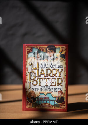 Hambourg, Allemagne. 26 juillet, 2018. La nouvelle édition du premier volume de Harry Potter, "Harry Potter und der Stein der Weisen" est disponible à Carlsen Verlag. Crédit : Daniel Reinhardt/dpa/Alamy Live News Banque D'Images