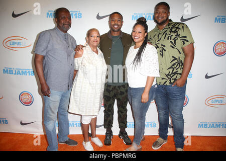Hollywood, Californie, le 28 juillet, 2018. Michael A. Jordan, Donna Jordan, Michael B. Jordan, Jordan Khalid, Jamila en Jordanie, à Michael B. Jordan et Lupus LA PRÉSENTE 2e18 MBJAM à Dave & Buster's, à Hollywood, Californie le 28 juillet 2018. Credit : Faye Sadou/media/Alamy Punch Live News Banque D'Images