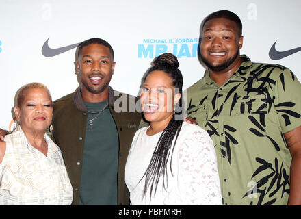 Hollywood, Californie, le 28 juillet, 2018. Michael A. Jordan, Donna Jordan, Michael B. Jordan, Jordan Khalid, Jamila en Jordanie, à Michael B. Jordan et Lupus LA PRÉSENTE 2e18 MBJAM à Dave & Buster's, à Hollywood, Californie le 28 juillet 2018. Credit : Faye Sadou/media/Alamy Punch Live News Banque D'Images