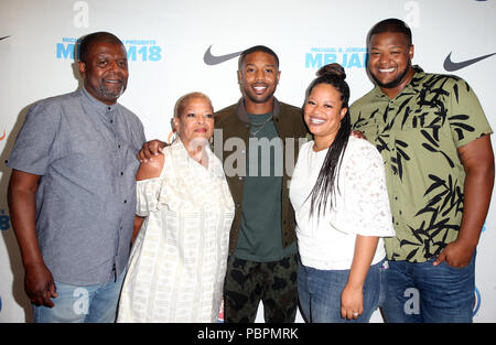 Hollywood, Californie, le 28 juillet, 2018. Michael A. Jordan, Donna Jordan, Michael B. Jordan, Jordan Khalid, Jamila en Jordanie, à Michael B. Jordan et Lupus LA PRÉSENTE 2e18 MBJAM à Dave & Buster's, à Hollywood, Californie le 28 juillet 2018. Credit : Faye Sadou/media/Alamy Punch Live News Banque D'Images