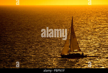 Norderney, Allemagne. 27 juillet, 2018. Un bateau à voile est la voile sur la mer du Nord près de la plage du nord de l'île. Credit : Hauke-Christian Dittrich/dpa/Alamy Live News Banque D'Images