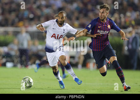 28 juillet 2018 : Tottenham Hotspur gardien Paulo Gazzaniga (22) tente de maintenir le contrôle de la balle tout en parant le défenseur dans le jeu entre le FC Barcelone et Tottenham Hotspur, Coupe des Champions internationaux, Rose Bowl, Pasadena, CA. USA. Photographe : Peter Renner and Co Banque D'Images