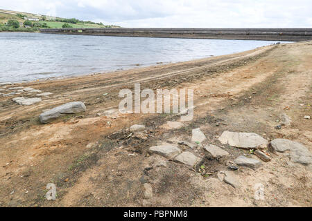 Ripponden, Yorkshire, 28 juillet 2018.UK l'eau Yorkshire exploité Baitings réservoir est inférieure à 2 miles de l'United Utilities administré Blackstone Edge Rservoir à Littleborough voisins dans le Lancashire, qui montre des niveaux d'eau réduite. Les années 1950 construit réservoir, qui a ouvert ses portes en 1957, et a pris 10 ans pour l'contruct Baitings dam est plus faible à 840 pieds, et partage le même climat. Credit : Phil Taylor/Alamy Live News Banque D'Images